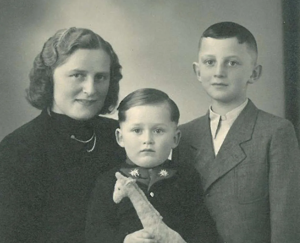 ESKA, 1945
